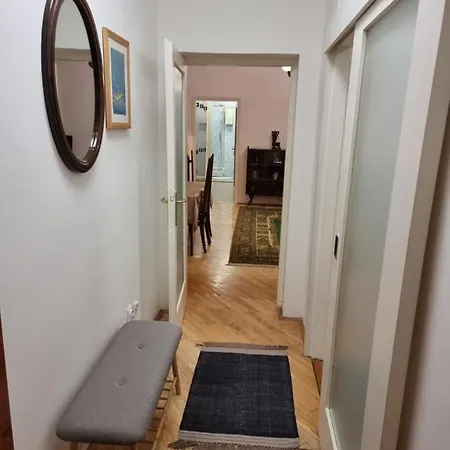 Big Downtown Across National Theater 公寓