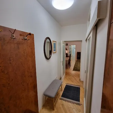 公寓 Big Downtown Across National Theater